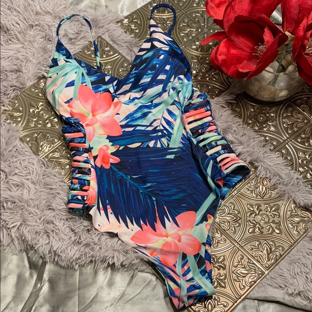 🌹Tropical Low Back Floral One-Piece Swimsuit - Picture 1 of 10